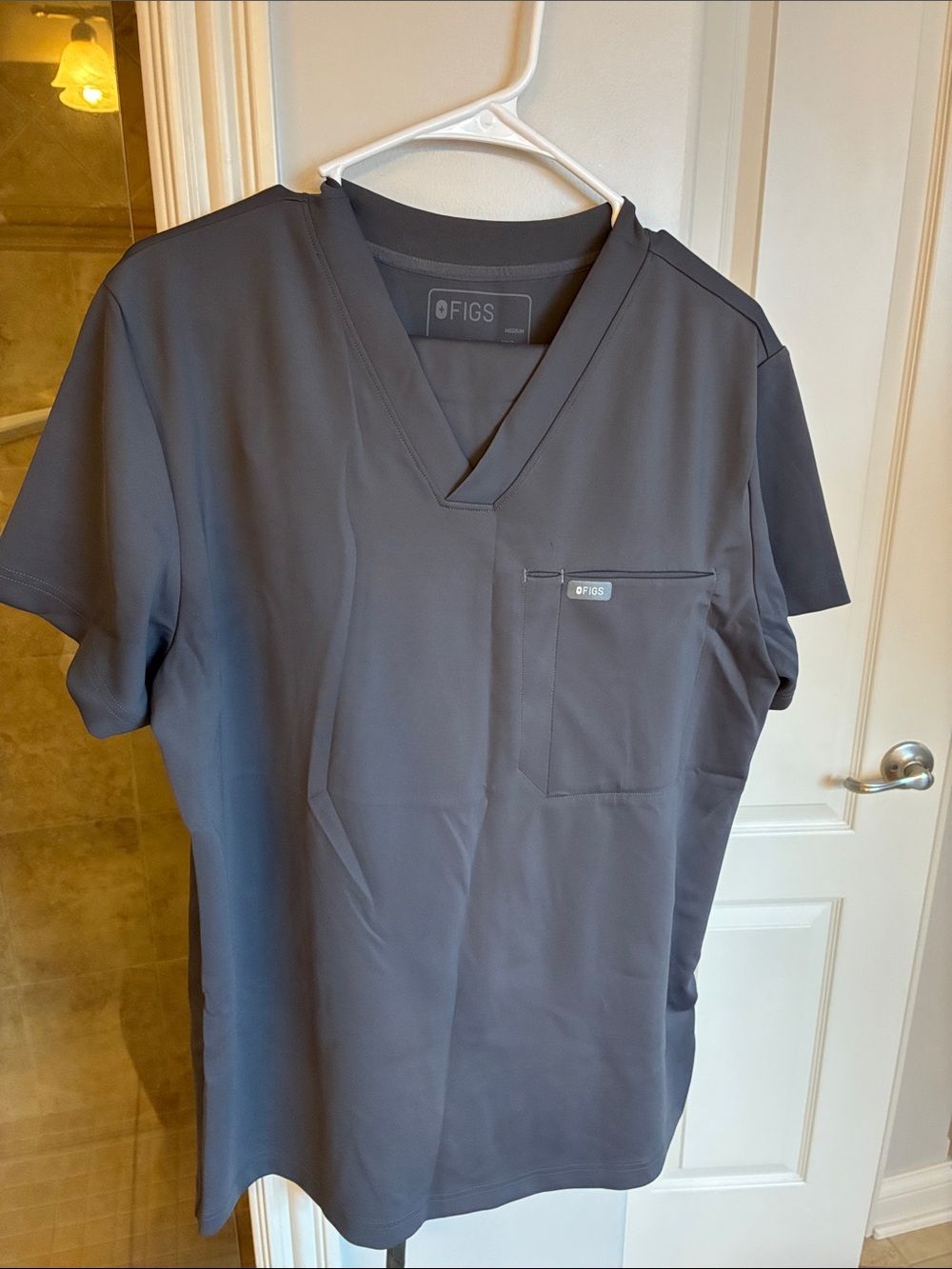 FIGS Men’s V‑Neck Top in Slate